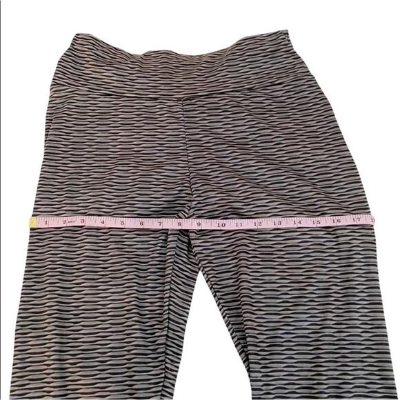 Gray & Black Stripe Print Brazilian Style Scrunch Bottom Lifting Leggings, XL - Picture 7 of 11